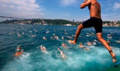В Стамбуле спортсмены в 30-й раз плавали через Босфорский залив