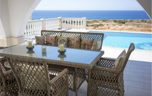 ID: 1224 Шикарная вилла с видом на море в Кирении, Северный Кипр