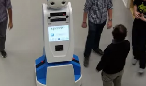 В аэропорту Стамбула пассажирам помогают роботы