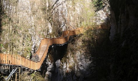 По деревянному мосту до водопада: уникальная прогулка для туристов